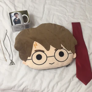 Harry Potter saker - Säljer mina harry Potter saker pga tappat intresse. Inget är använt. Kudde- 45kr halsbanden- 15kr st slips- 50kr. Pris går att diskutera och det är fri frakt. Om man vill köpa allt kostar det 100kr🥰