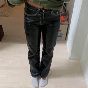 Eytys byxor - Säljer nu mina eytys byxor som är köpta här på plick! Första bilden är lånad andra bilden är min⭐️⭐️ i storlek 25/30 passar super fint på mig som är xs och 155