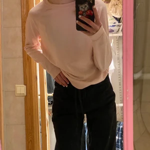 Tröja - Ljusrosa sweatshirt från newyorker. Tröjan är lite nopprig och i storlek s. Skriv till mig privat för fler frågor eller bilder. 