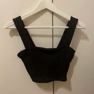 Topp strl. S! - Säljer denna svarta topp från H&M i storlek S! Prislapp är kvar och säljer den för 50kr!