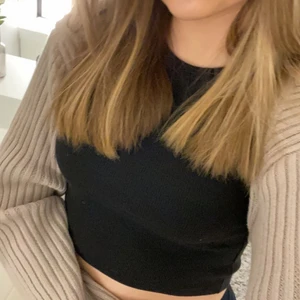 Beige bolero - Beige bolero från HM, aldrig använd då den är lite liten för mig. Lappen sitter kvar!!💗🥳 Slutsåld på hela hm! 