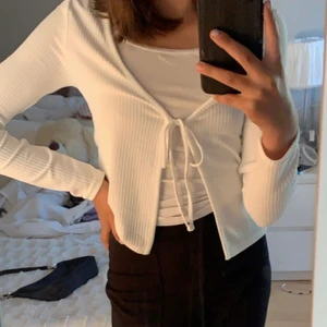 Hm kofta - Säljer en jättefin kofta ifrån hm, endast använd en gång så den har inga defekter, kom privat för frågor! ❌PRIS GÅR ATT DISKUTERA ❌