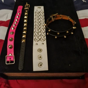 Armband med nitar  - 4 st armband med nitar på. 50kr/st eller köp alla för 100kr. De svarta bredvid det rosa är såld 