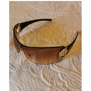 Gucci solglasögon - Gucci solglasögon i beige färg 