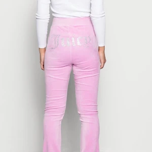 JUICY COUTURE BYXOR - Rosa juicy couture byxor. Typ helt nya, bara använda 1 gång. säljer för gillar inte hur jag ser ut i dem. Storlek XS men passar S oxå. Högmidjade. Nypris 729kr säljer för 300kr inklusive frakt  
