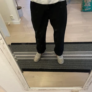 Svarta byxor  - Ett par svarta byxor som är i modellen loose. Är ca 182.