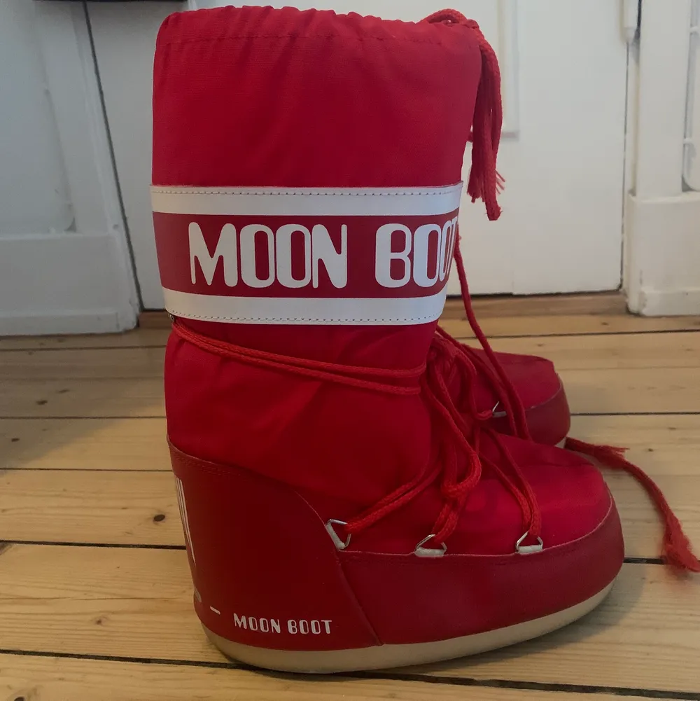 Asballa röda moonboots köpta för ett par år sedan. Jag har använt dem under två sportlovsveckor, har legat förvarade i en garderob i 3 år. Storlek 35/38 ❤️. Skor.