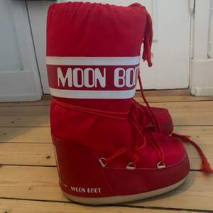 Asballa röda moonboots köpta för ett par år sedan. Jag har använt dem under två sportlovsveckor, har legat förvarade i en garderob i 3 år. Storlek 35/38 ❤️