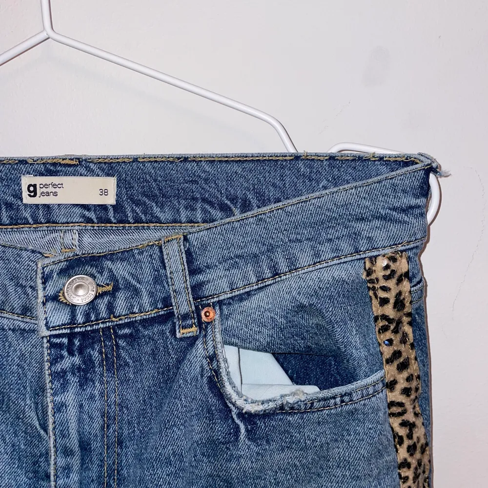 Jeans med pajletter i leopard från Gina, använda ett fåtal gånger. Ej stretchiga.. Jeans & Byxor.