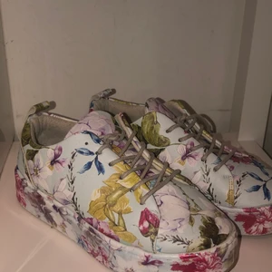Skor - Blommiga platå skor, använda 1 gång ✨Frakt +110kr✨