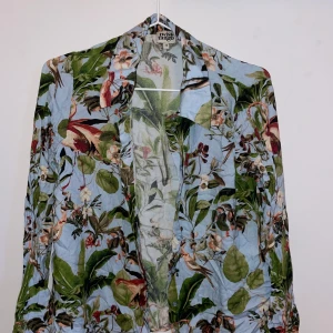 Twist & tango skjorta S - Färgglad skjorta från twist & tango, tyvärr skrynklig då jag inte äger ett strykjärn. Tunn och bekväm.