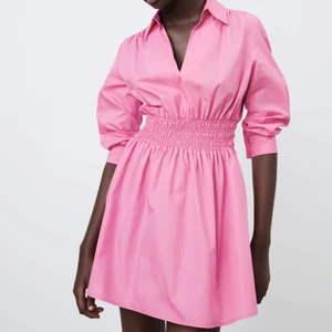 Zara klänning - Jättegullig klänning från zara, ny med lappen kvar. Helt slutsåld. Nypris är 360kr. Sista bilden är min. Spårbar frakt tillkommer på 51kr om man inte kan mötas i Stockholm