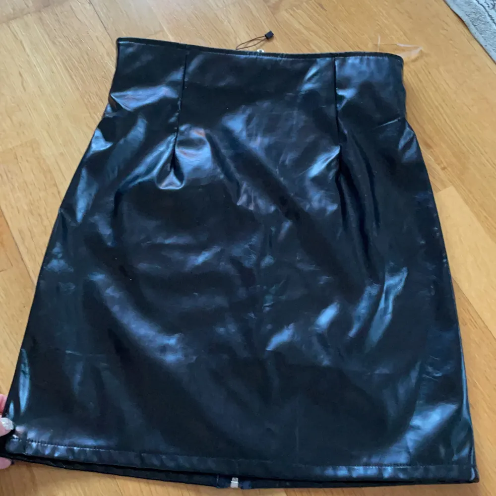 kjol i konstläder ifrån Bohoo. Mjukt och stretchigt material. Storlek 36, endast provad men är för liten för mig tyvärr. . Hameet.