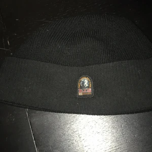 Para jumper mösa  - Säljer en parajumper mössa den ligger bara på rummet är i bra skick 