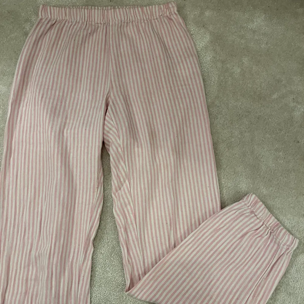 Vita och rosa randiga pyjamasbyxor🌟 köparen står för frakt . Jeans & Byxor.
