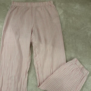 Randiga pyjamasbyxor  - Vita och rosa randiga pyjamasbyxor🌟 köparen står för frakt 