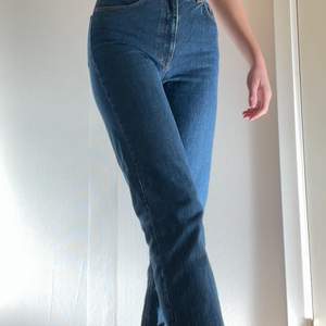 Säljer mina jättefina mörklå jeans från Asos Design!💞 Tyvärr lite för korta på mig. Storlek UK 28/36 men innerbensmåttet är endast 78 cm. Köparen står för frakt! Buda i kommentarerna! Nypris ca 500kr.