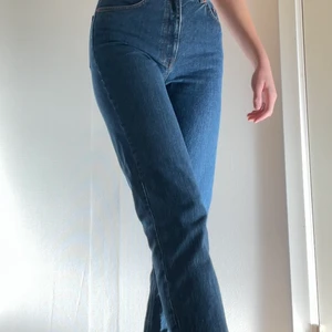 Jeans - Säljer mina jättefina mörklå jeans från Asos Design!💞 Tyvärr lite för korta på mig. Storlek UK 28/36 men innerbensmåttet är endast 78 cm. Köparen står för frakt! Buda i kommentarerna! Nypris ca 500kr.