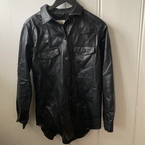 Zara fake-skinn jacka - Säljer denna svarta skinnjacka (inte äkta skinn) från Zara. Denna jacka kan likväl användas som skjorta. Kommer tyvärr ej ihåg nypris men den kostade troligen runt 400kr. Säljer för 200kr.💕Frakten tillkommer!