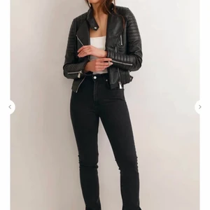 Moto jacket black i storlek 38 - Skinnjackan är som ny, använt 2-3 gånger alltså är den i nytt skick. Säljer den för endast 150 kr och kan mötas upp i Stockholm.