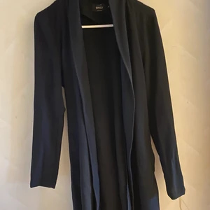 Svart kappa från only i storlek M - Kappan är i nytt skick, använt ett fåtal gånger. Säljer den för endast 150 kr. Storleken passar som S 
