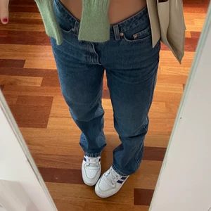 Zara-jeans!! - Zaras midrise jeans, v posta eller lämna dem så fort som möjligt så först till kvarn!!⚡️💚
