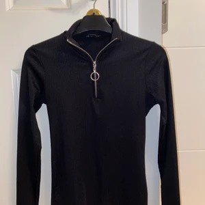 Tröja i storlek XS - En svart tröja i storlek XS från Bikbok med dragkedja. Kommer inte till användning längre har blivit för liten för mig :)