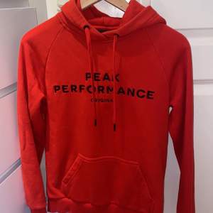 Säljer nu min peak performance hoddie❤️ Pris 300kr + frakt!! Storlek S men mer som en XS!! Använd ett fåtals gånger! Ordinarie pris 1100kr. Färgen är mer rättvis på andra bilden! 