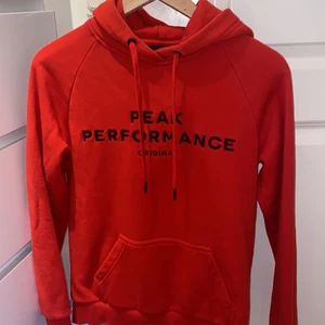Peak Performance tröja  - Säljer nu min peak performance hoddie❤️ Pris 300kr + frakt!! Storlek S men mer som en XS!! Använd ett fåtals gånger! Ordinarie pris 1100kr. Färgen är mer rättvis på andra bilden! 
