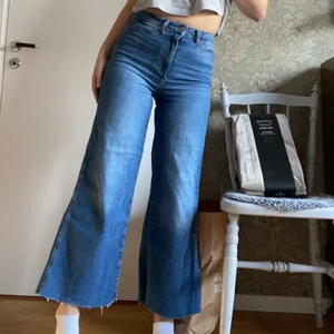Blå jeans - Croppade jeans från HM, jag är 162cm lång! Köpta för två år sen kanske men sparsamt använda. Skriv för mått, fler bilder osv. 