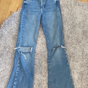 Perfect jeans Gina  - Blåa jeans med hål i knäna från Gina i storlek 36. Använt Max 4 gånger och ska sälja pga att dem sitter för tajt. Köpt för 500