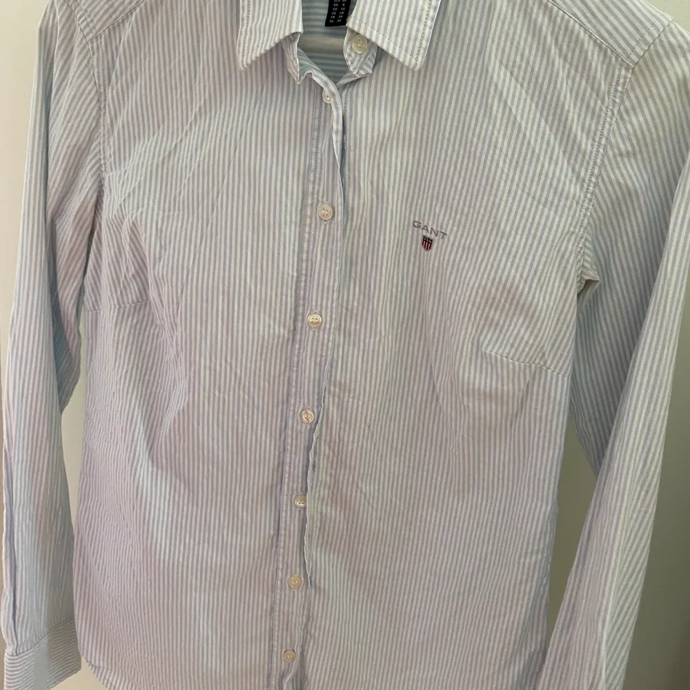 Gant dam skjorta i storlek 36. Blå vit randig. Lite missfärgad under armhålan. Ord pris 1200 kr. Skjortor.