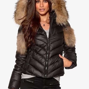 Hollies Jacka Strlk 38 - säljer min hollies jacka då jag inte använder den, den är i jätte fint skick och knappt använd. Perfekt nu när det blir lite kallare!