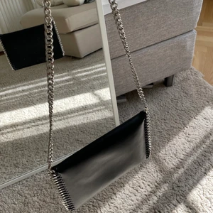 Väska i ”skinn” - använd fåtal gånger, avtagbar kedja