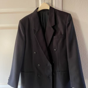 Kavaj - Säljer denna fina svarta kavaj, även denna kan vara lite oversized beroende på då den är i storlek 38. Väldigt fint att ha till klänning eller ett par jeans!