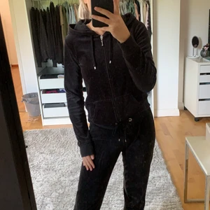 Mjukisset - Jättefint mjukisset som inte kommer till användning då jag har för mycket mjukisar. Båda delarna är i strl XS💞