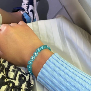 Handgjort armband! - Handgjort armband men gulliga blåa ”blommor”. Armbandets längd är justerbar och det är ett armband som man stänger, inte trär på över handen! Har fått jättemycket komplimanger på detta smycket men har insett att jag inte använder det så pass mycket som jag borde! 🥰