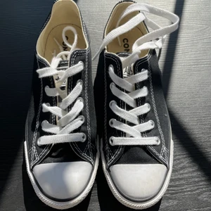 Låga converse barnmodell - Säljer ett par låga converse till fast i barnmodell och därför inte exakt likadana som de andra. Jättefint skick använda ett fåtal gånger. Nypris ca 400kr säljer för 150kr + frakt🙌