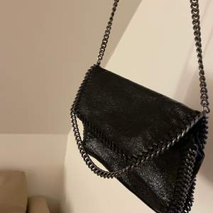 En svart glittrig Stella McCartney liknande väska köpt här på Plick, säljer pga att den inte kommer till användning 💕 skriv privat om ni vill ha fler bilder🤍 