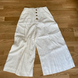 Zara trf collection white pants  - Vita flowiga byxor från Zaras trf kollektion! Sitter tight i midjan och sen löst vid benen! Supersnygga men använder inte de längre❤️‍🔥 Köparen står för frakt :) 