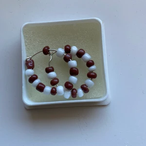 Habdgjorda örhängen 🤎🤍 - Säljer dessa underbara handgjorda örhängen🤎🤍