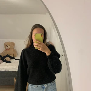 Stickad tröja med ballongärmar - Svart stickad tröja med ballongärmar, sparsamt använd