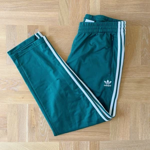Adidas firebird pant st L - Säljer dessa adidas firebird byxorna i st L, passar M-L. Använda ett fåtal gånger, köpta för 650, säljer för 250. Andra bilden är hur dom ser ut på (inte rätt färg)! Köparen står för leverans.🤝 Hör av er om ni har några frågor!🥰