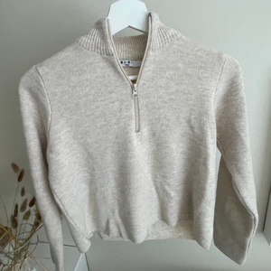 Stickad Tröja Med Dragkedja NA-KD - Stickad Tröja Med Dragkedja från Nakd i storlek x-small. Köpt för 299kr 
