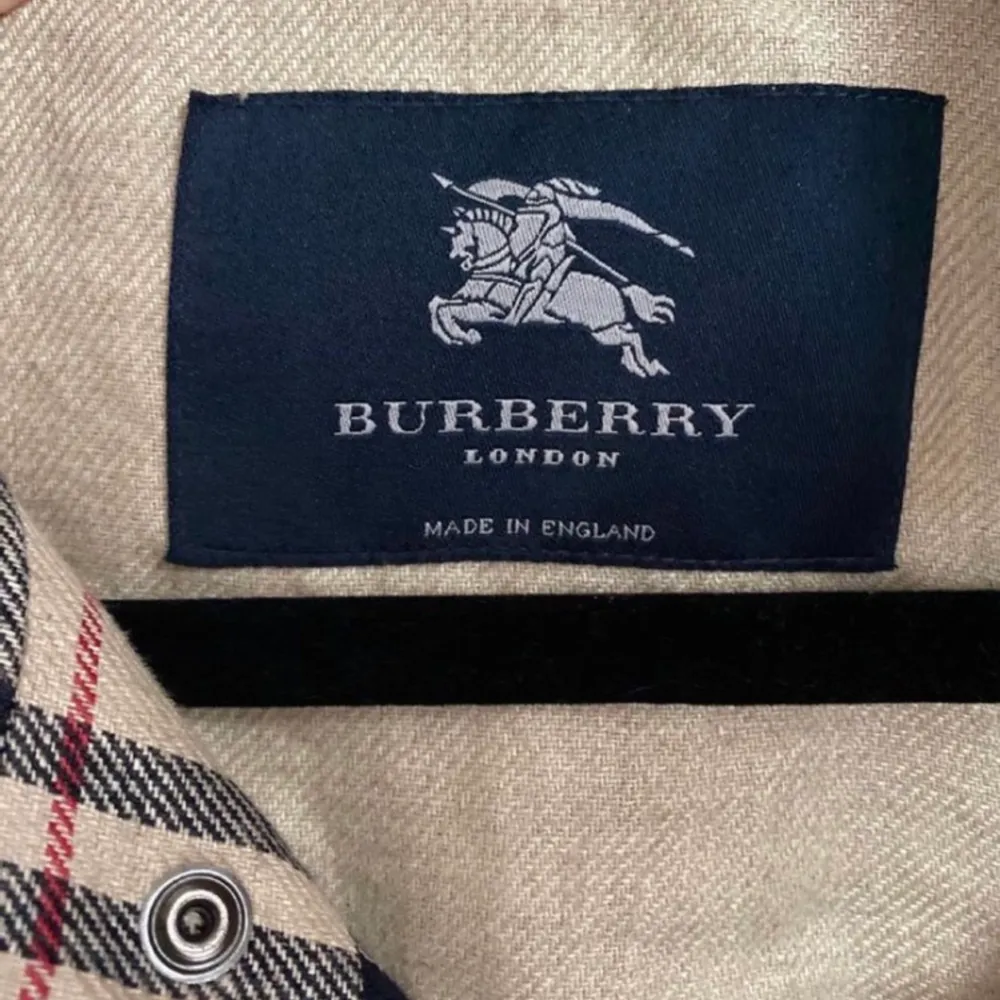 Äkta burberry overshirt. Köpt på burberry butiken i London. Nypris ca 790 £. Stl M. Inga fläckar eller defekter. . Jackor.