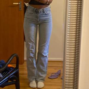 BLÅ jeans från weekday 💙 passar perfekt på mig som är 167  säljer direkt för 250kr