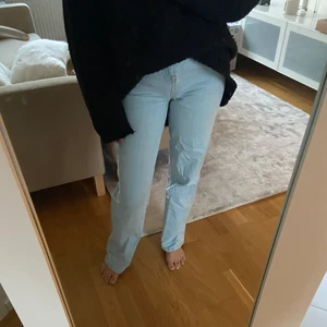 Raka jeans - Ett par blåa raka jeans i bra skick från Madlady! Storlek 34 men passar mig som oftast har storlek 36