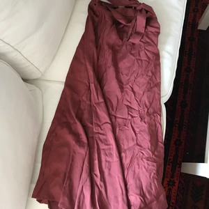 Helt ny långkjol (omlott) - Nyinköpt för 399kr. Legat orörd i kasse, därav skrynklig men blir lika fin igen efter en tvätt! 