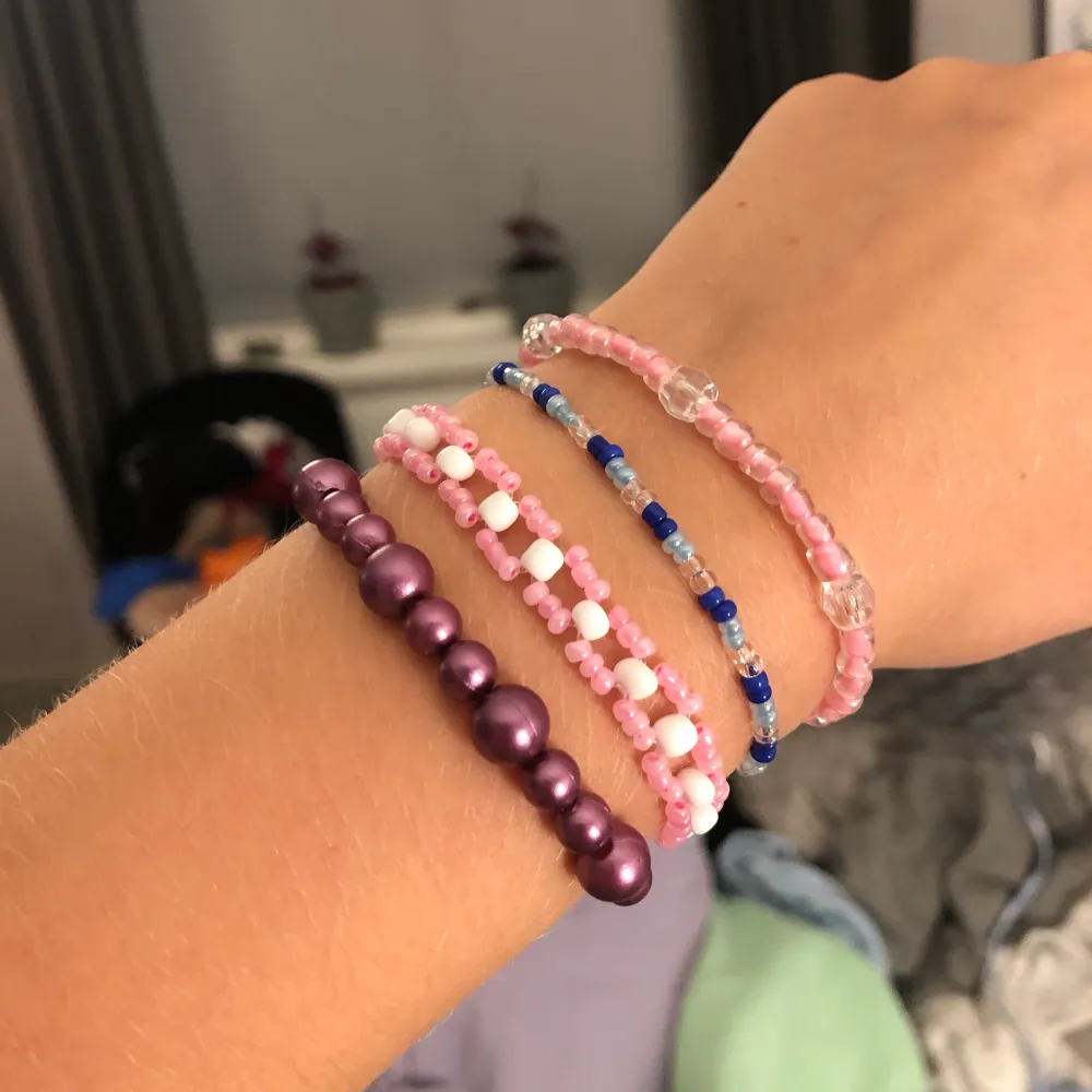 Säljer armband som jag pärlat själv💘💘 Kolla mina andra annonser för fler smycken som jag gjort. Kom gärna med egna förslag på färg å design🥰 1a armbandet närmast min hand kostar: 30kr, pris för det 2a: 25kr, pris för det 3e: 40kr, pris för det 4e: 30kr. Armbanden är gjorda av elastisk tråd, frakt tillkommer på 13kr:). Accessoarer.