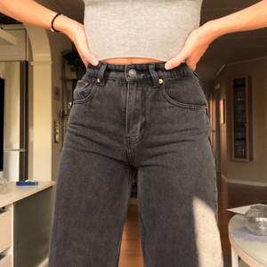 Superfina jeans från Motel Rocks. Helt oanvända och säljes pga för små för mig. Storlek XS/33L men skulle säga att de passar för de med storlek 34 eller 36. Midjan är cirka 70 cm och längden är perfekt för mig som är 170 cm. Det går bra att buda i kommentarerna ;)) (originalpris cirka 800 kr på hemsidan)  